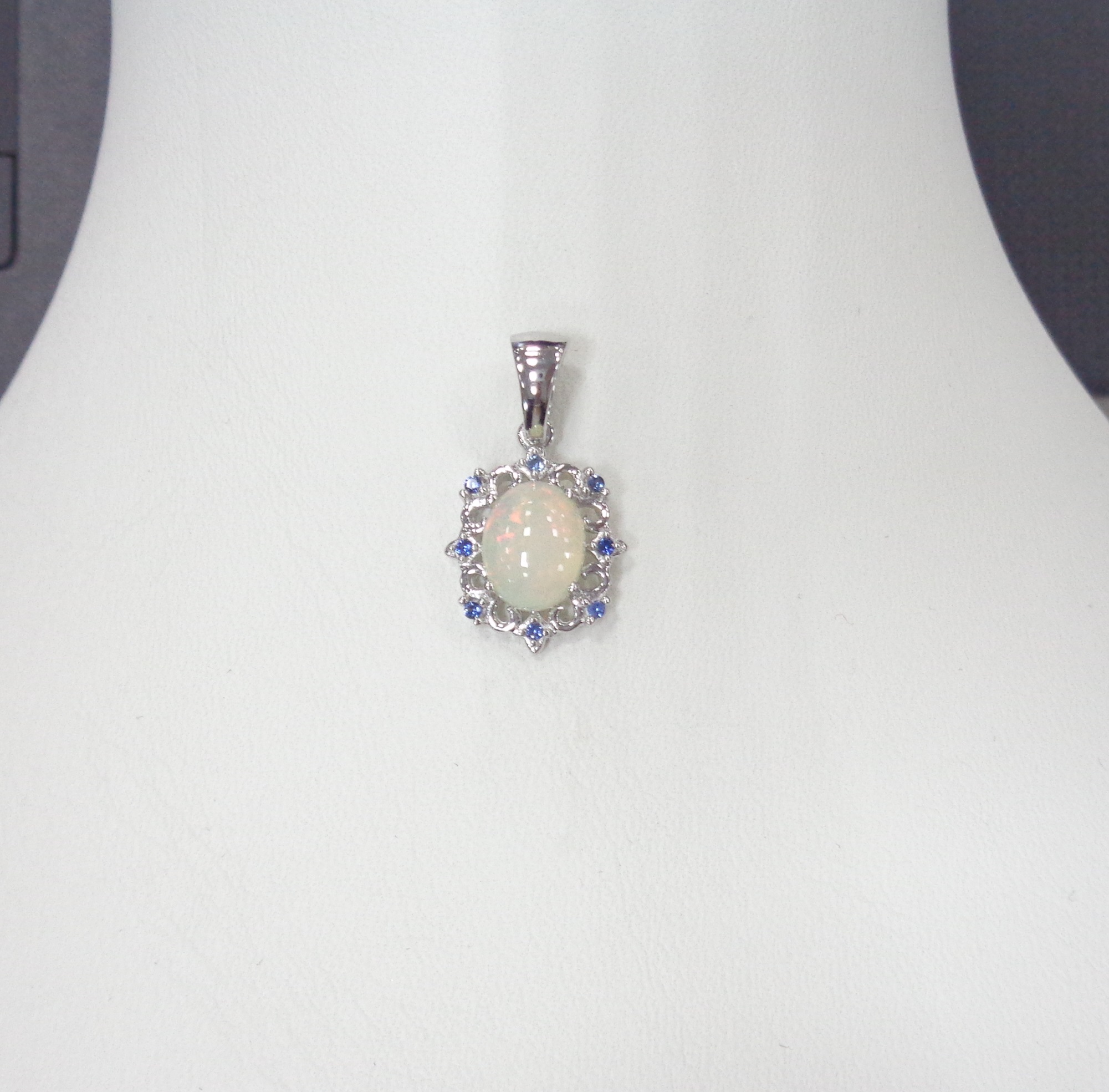 Серебряная подвеска с опалом